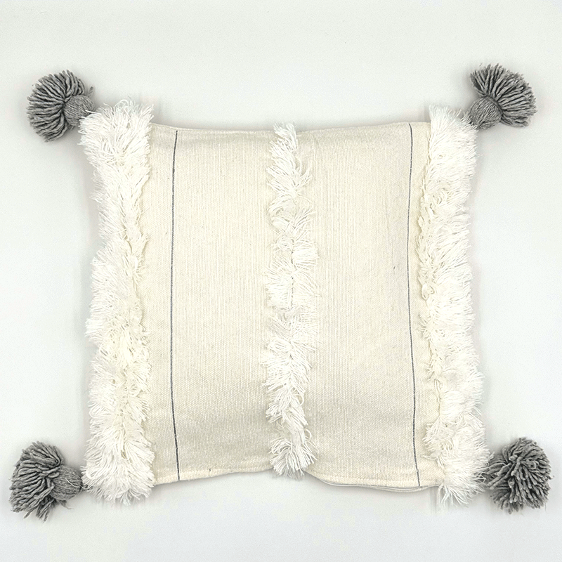 Housse de coussin crème pompons gris - La Gazelle Marrakchia