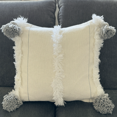 Housse de coussin crème pompons gris - La Gazelle Marrakchia